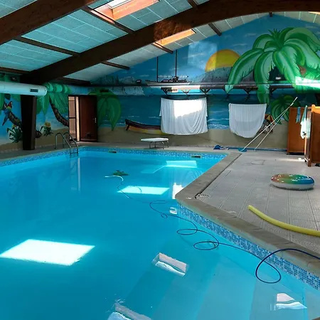 Avec Piscine Interieur Chauffee Et Parc Prive Au Bord De A 3 Minutes La Tremblade