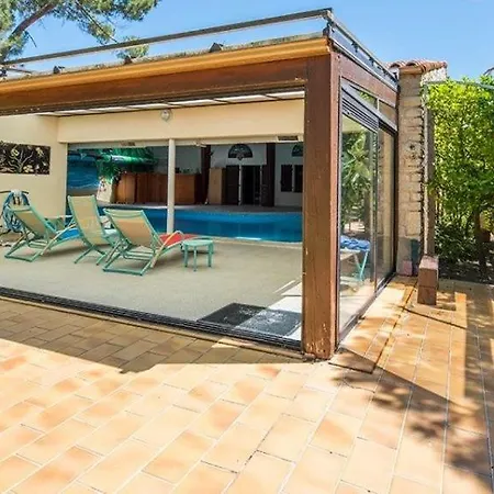 Avec Piscine Interieur 30 Degres Et Parc Prive Au Bord De A 3 Minutes 别墅 *
