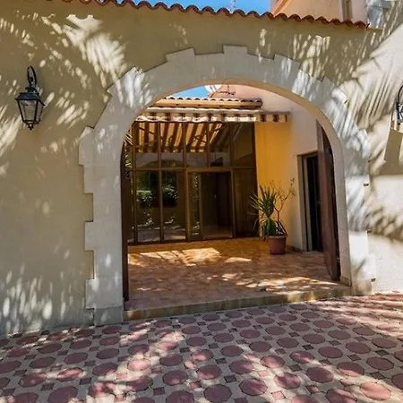 Avec Piscine Interieur Chauffee Et Parc Prive Au Bord De A 3 Minutes Villa
